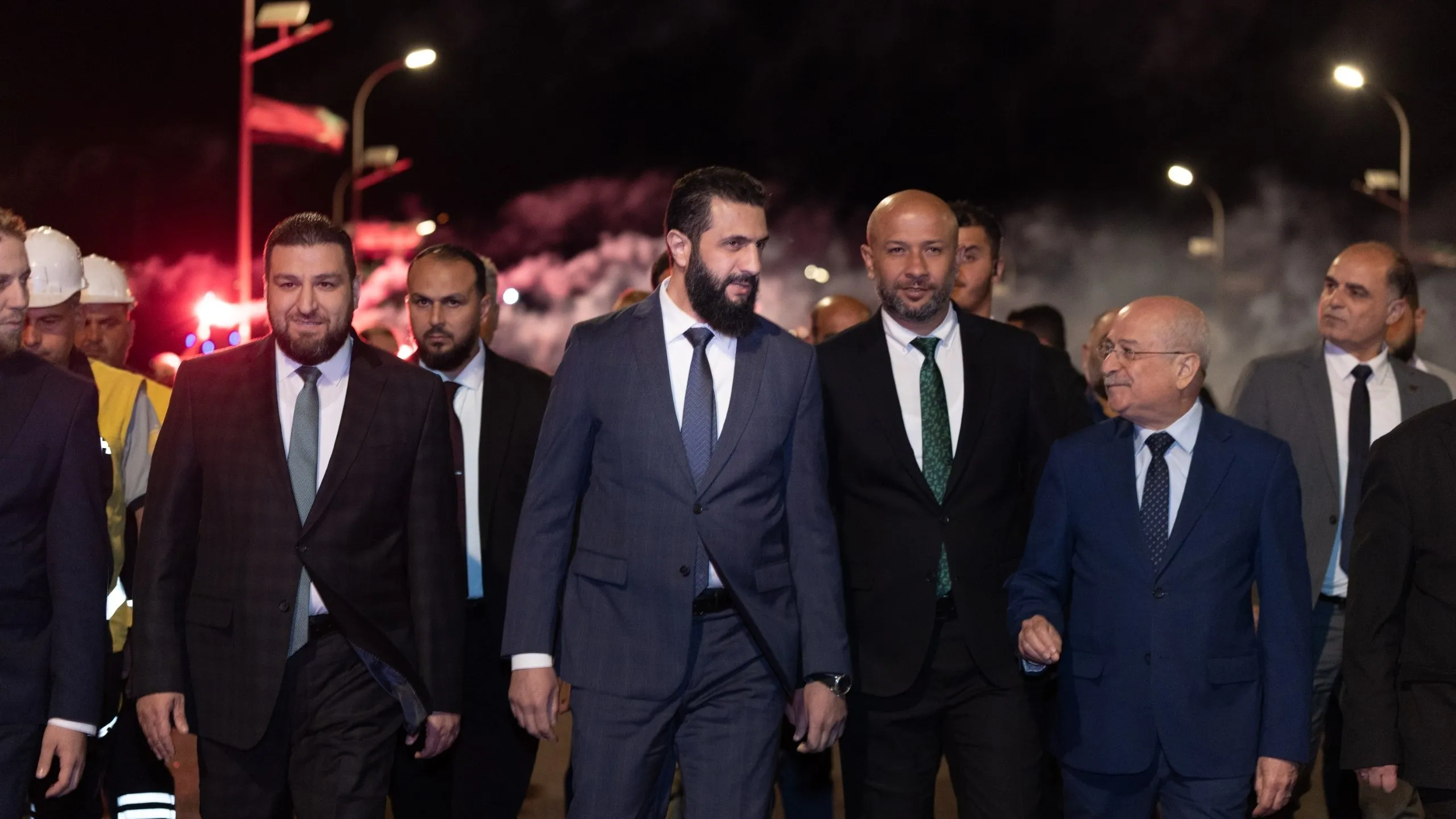 الرئيس الشرع يفتتح جسر الرستن بعد إعادة تأهيله.. خطوة استراتيجية لإحياء شريان النقل بين شمال سوريا وجنوبها