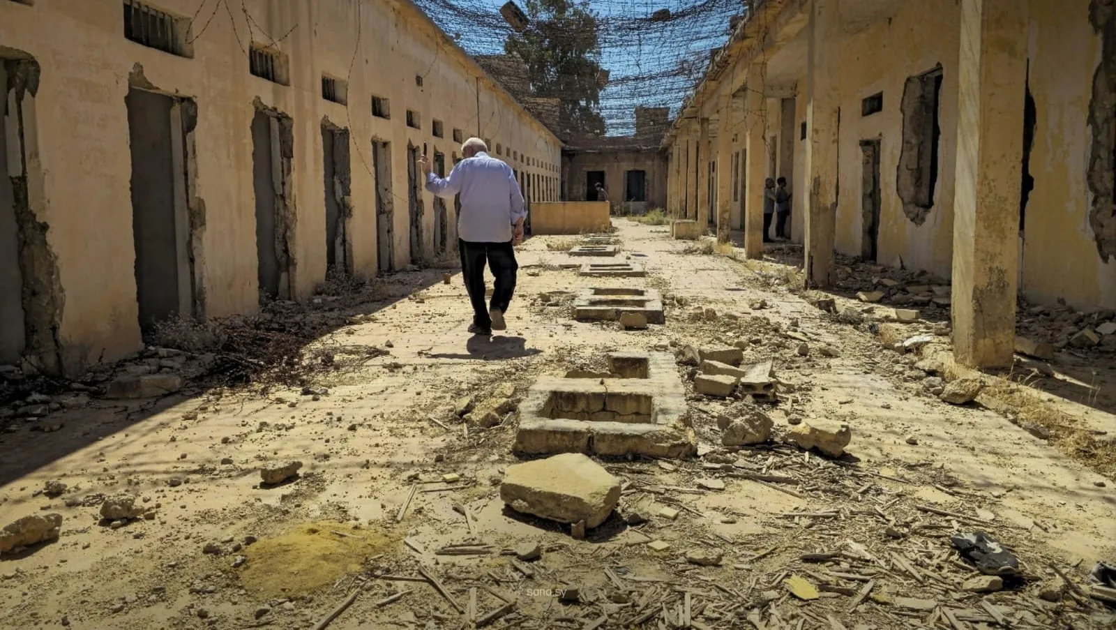 بعد 46 عاماً على مجزرة سجن تدمر.. الناجون يعودون إلى مسرح الجريمة مطالبين بالحقيقة والعدالة