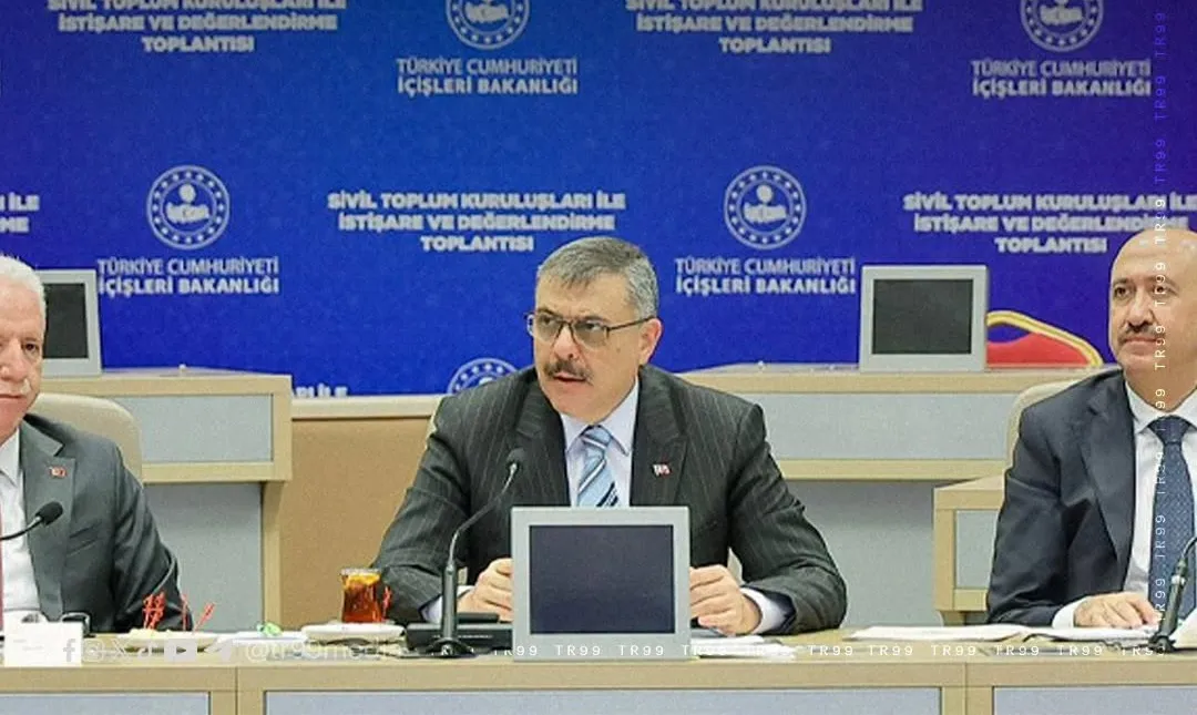 وزير الداخلية التركي يعلن إجراءات جديدة تخص السوريين.. تعديلات مرتقبة على "الكيملك" وتسهيلات في العمل والإقامة