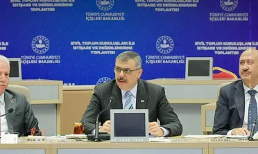 وزير الداخلية التركي يعلن إجراءات جديدة تخص السوريين.. تعديلات مرتقبة على "الكيملك" وتسهيلات في العمل والإقامة