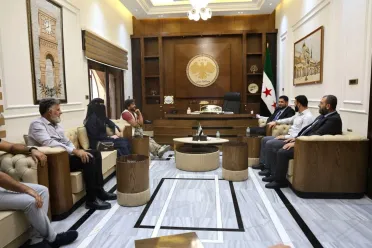 محافظ إدلب يكرّم فنانين تشكيليين جسدت أعمالهم معاناة السوريين