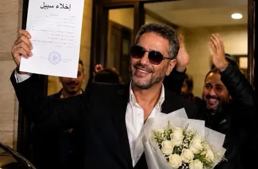 قرار قضائي يعيد فضل شاكر إلى دائرة الاهتمام .. الفنان الذي أعلن دعمه المبكر للثورة السورية