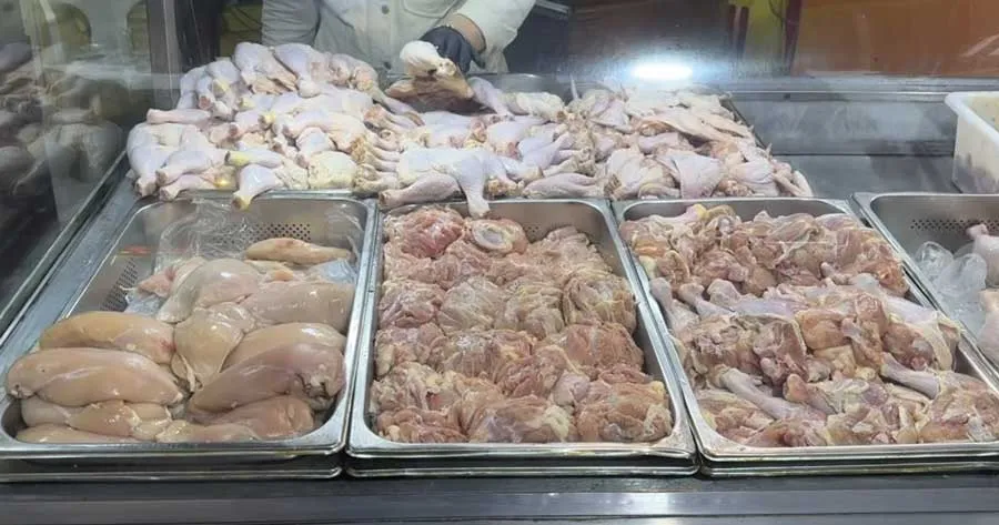 أسعار الفروج ترتفع في الأسواق السورية.. مختصون يكشفون أسباب الغلاء وتوقعات الانخفاض