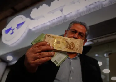 العملة الجديدة تفرض واقعاً جديداً وتفتح الباب أمام أخطاء الحساب وخبير يعلق