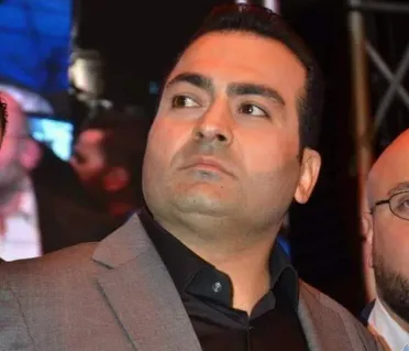 بلاغ يطالب بملاحقة "أبو علي خضر" قبل سفره إلى اليابان.. من بائع دجاج إلى أحد أبرز أثرياء نظام الأسد البائد