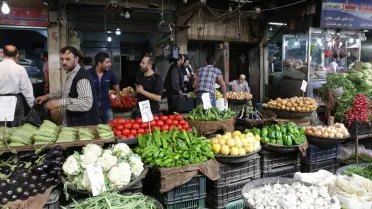 تفاوت أسعار الخضار والفواكه في الأسواق المحلية وسط ضغوط على القدرة الشرائية
