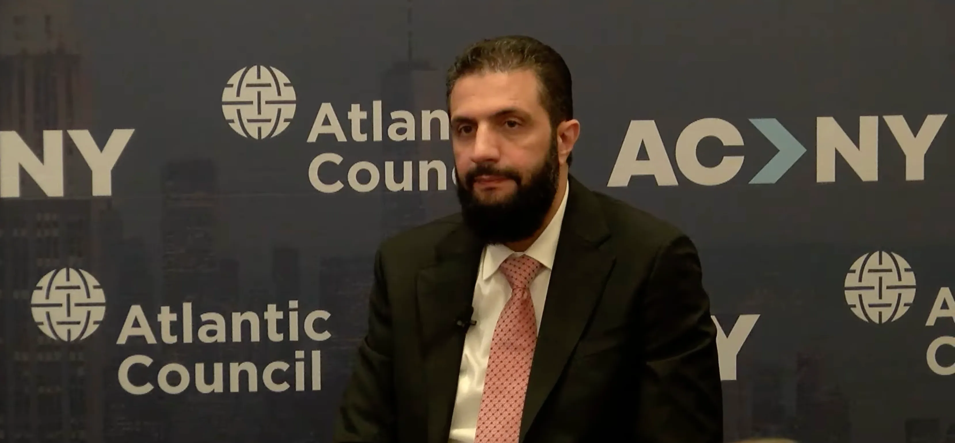الشرع يكشف تفاصيل المرحلة الانتقالية ومفاوضات إسرائيل ومستقبل الوجود العسكري الأجنبي في سوريا