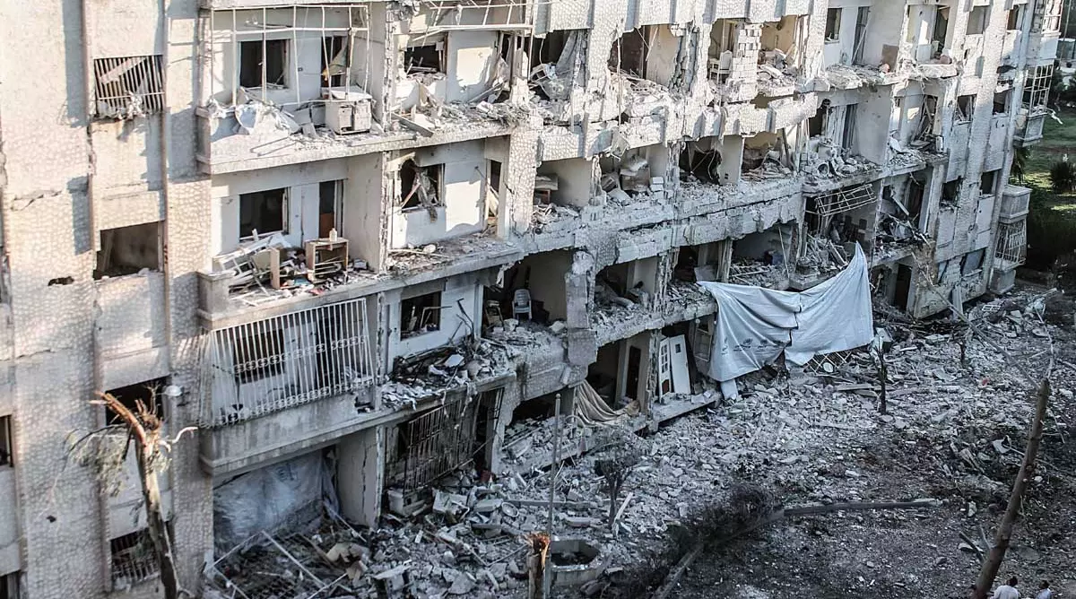 قصف حي الوعر يزيد معاناة 15 ألف عائلة محاصرة ويقتل العشرات