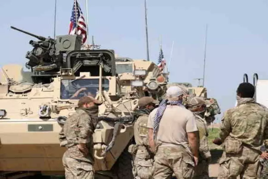 القوات الأمريكية تطلق صواريخ من حقل العمر باتجاه الحدود العراقية