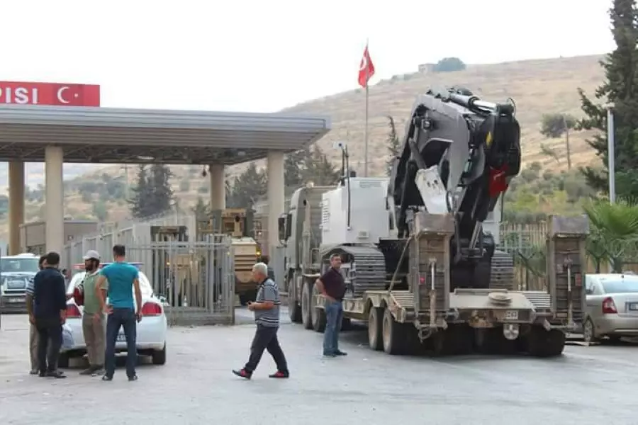 السلطات التركية تدخل جرافات عسكرية من معبر جلوة غوزو المقابل لمعبر باب الهوى الحدودي