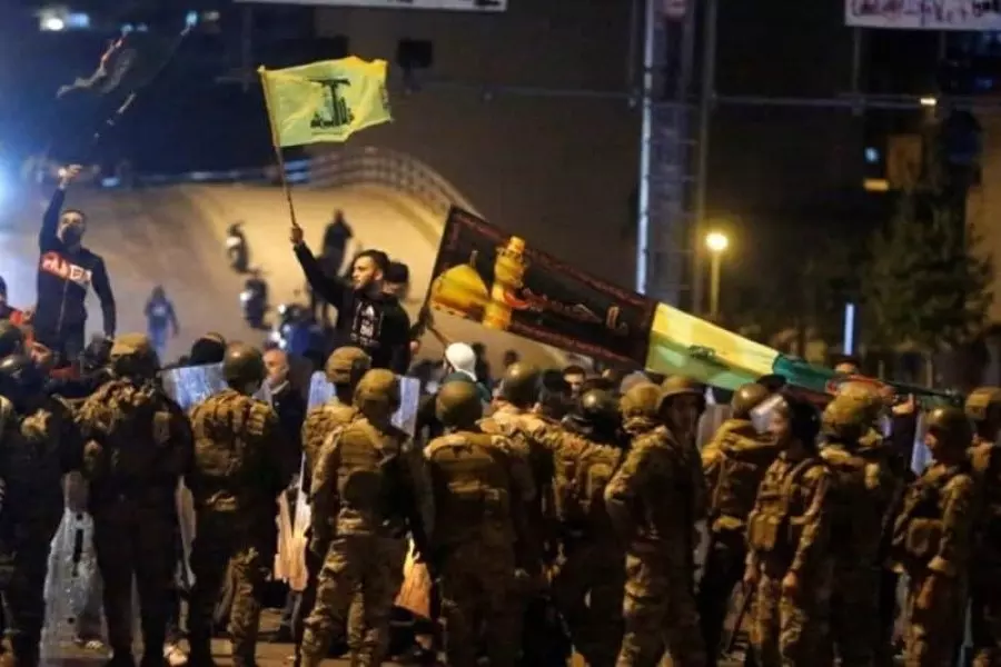 صحيفة فرنسية تحمل ميليشيا "حزب الله" مسؤولية الأزمة اللبنانية وتوضح الأسباب
