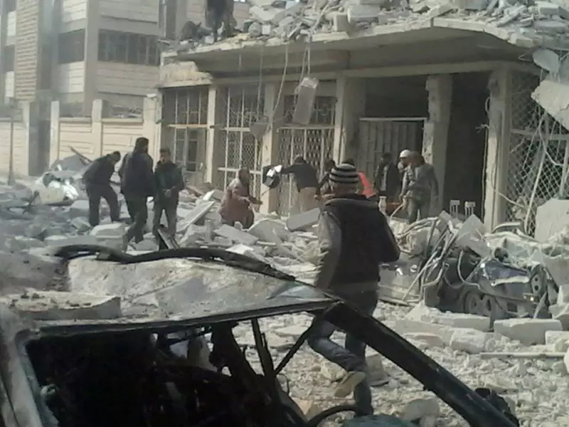 شهداء وجرحى بقصف روسي مكثف على مدينة إدلب ( صور)