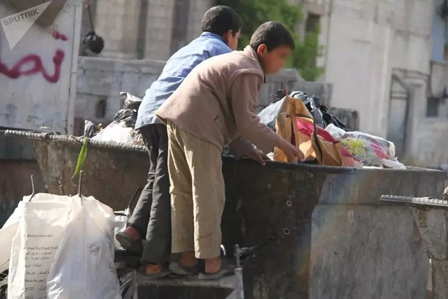 مبرراً تقاعسه ومتجاهلاً تدهور المعيشة .. النظام يلاحق "نابشي القمامة" باللاذقية