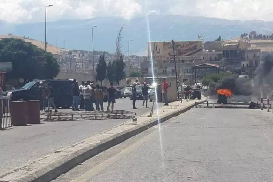 متظاهرون لبنانيون يقطعون طريق المصنع احتجاجاً على منع تهريب الوقود إلى سوريا