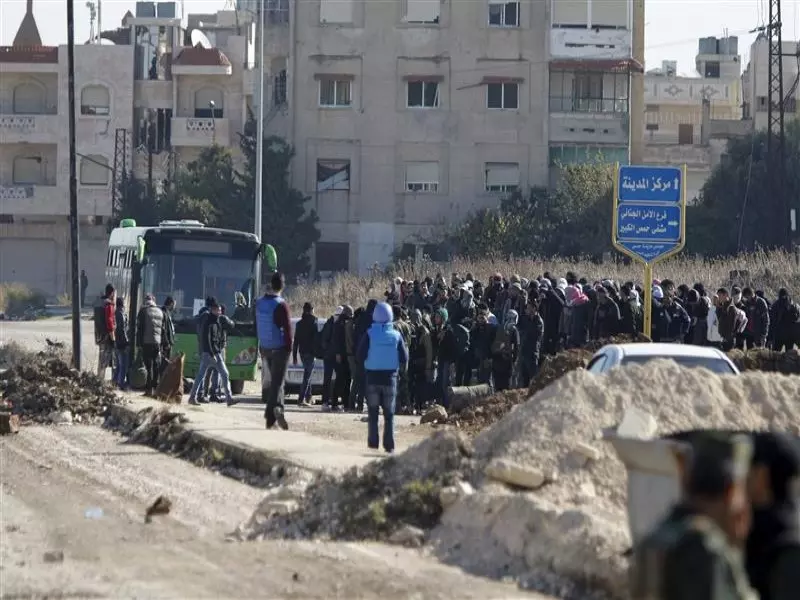 هدنة الوعر بين التنفيذ والتأجيل..النظام يتلاعب بملف المعتقلين