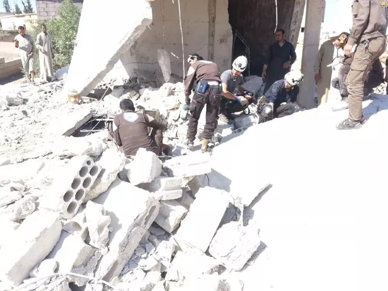 عائلة كاملة ضحية إجرام طائرات الأسد في قرية الخوص بريف إدلب الشمالي