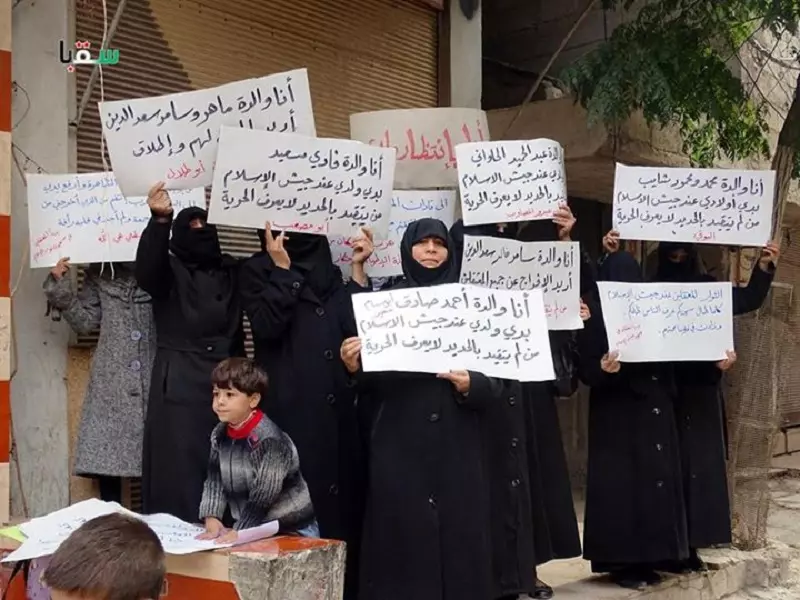أمهات المعتقلين يطالبن بإخراج أبنائهن من سجون جيش الإسلام