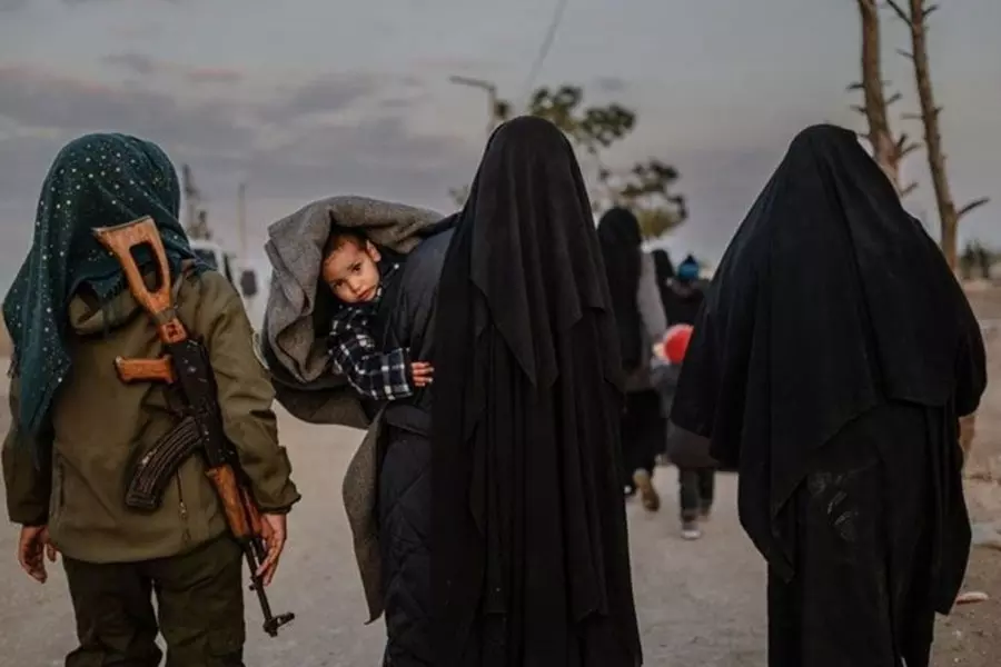 "لوموند" تكشف عن انقسام بين النساء الفرنسيات المحتجزات بسوريا حول العودة لبلادهن