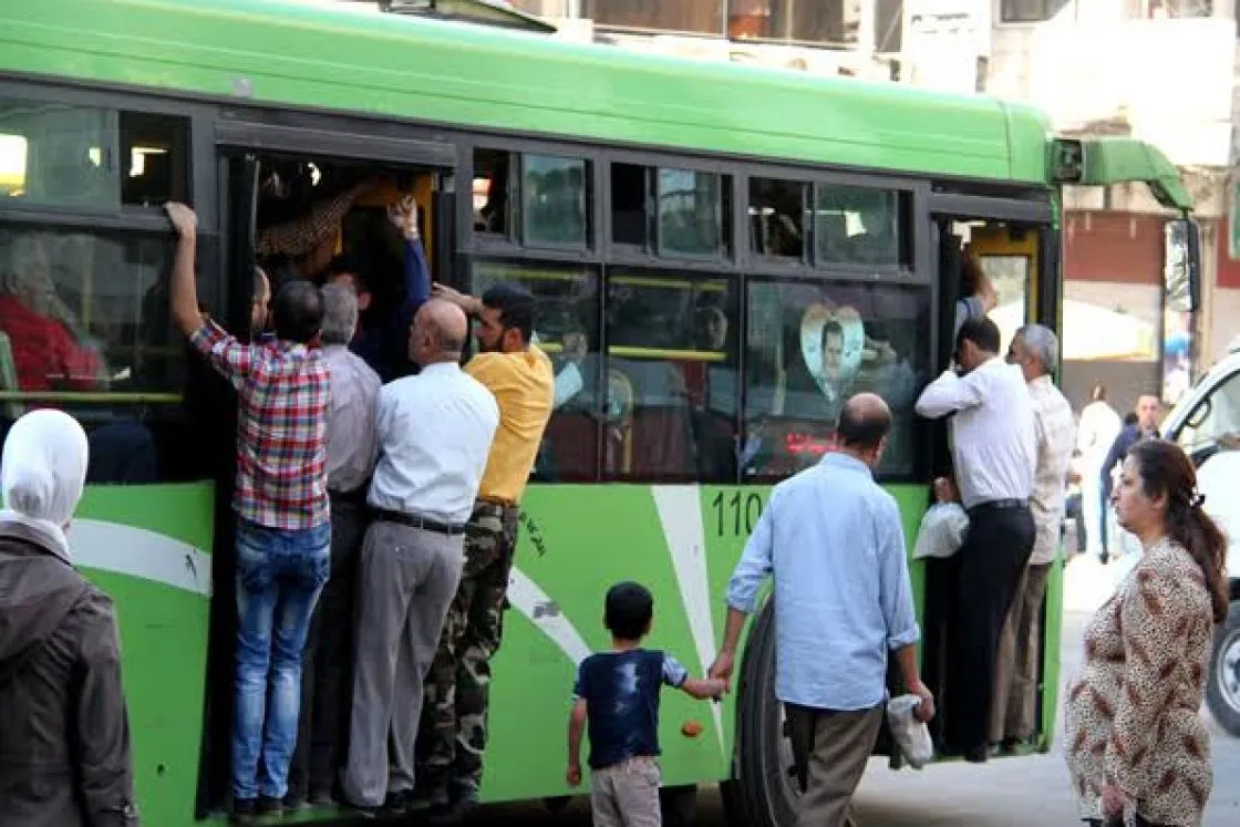 مسؤول يبرر تفاقم أزمة النقل بمناطق النظام بعزوف السائقين عن العمل