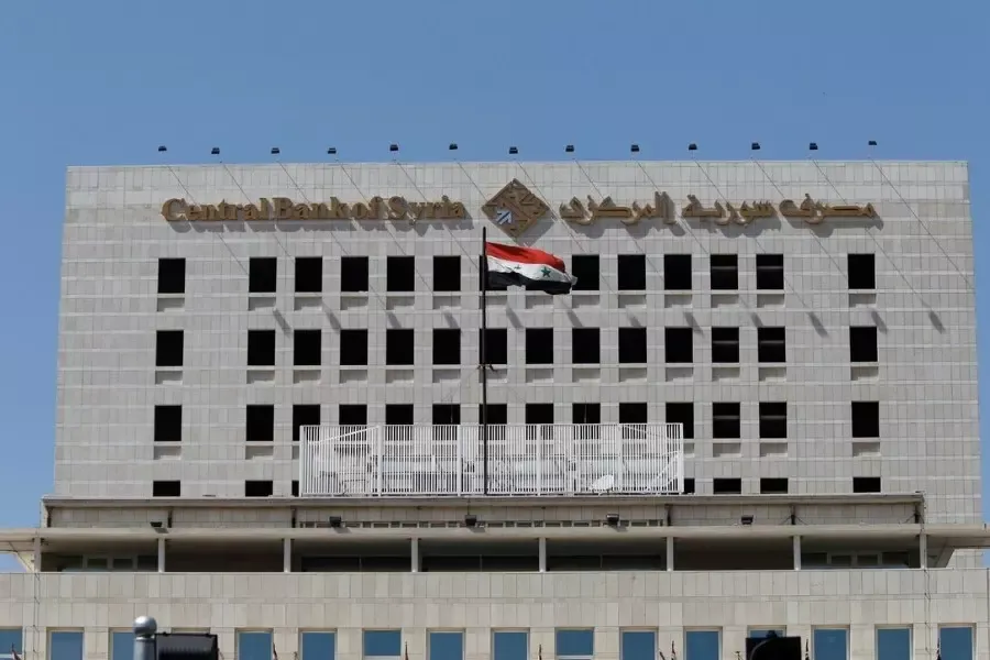 اقتصادي موالي: المصرف المركزي يُمّول كبار التجار من حوالات السوريين