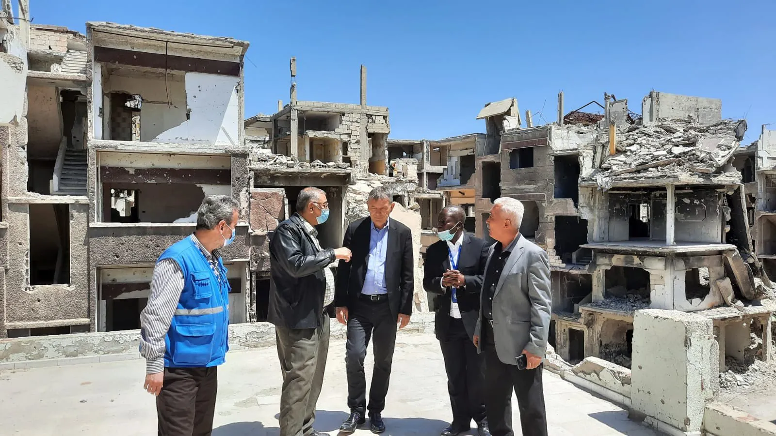 مدير شؤون "الأونروا" يزور مخيم اليرموك والأهالي يطالبون بإعادة تأهيل البنى التحتية