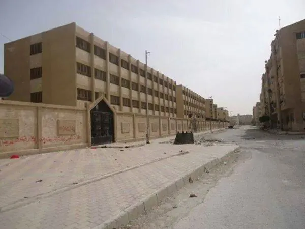 عبارات مناهضة للنظام على جدران إحدى المدارس في مخيم الحسينية بريف دمشق