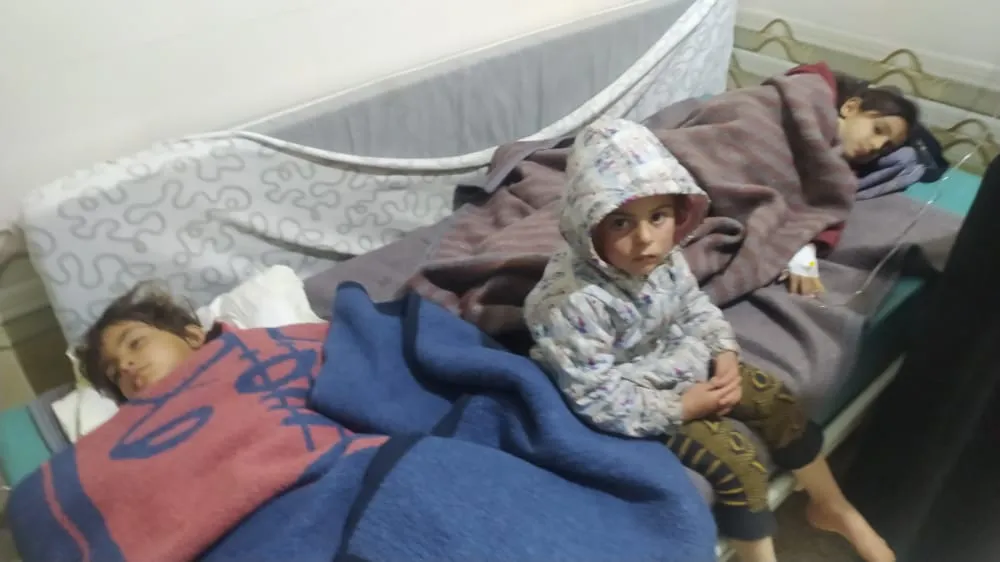 عشرات حالات التسمم الغذائي لمدنيين جلهم أطفال ونساء في مخيم شمالي إدلب