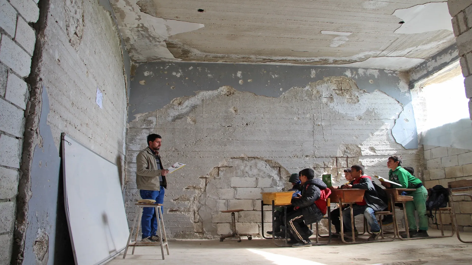 منظمة: توقف الدعم البريطاني عن 133 مدرسة بسوريا يترك الطلاب عرضة للخطر