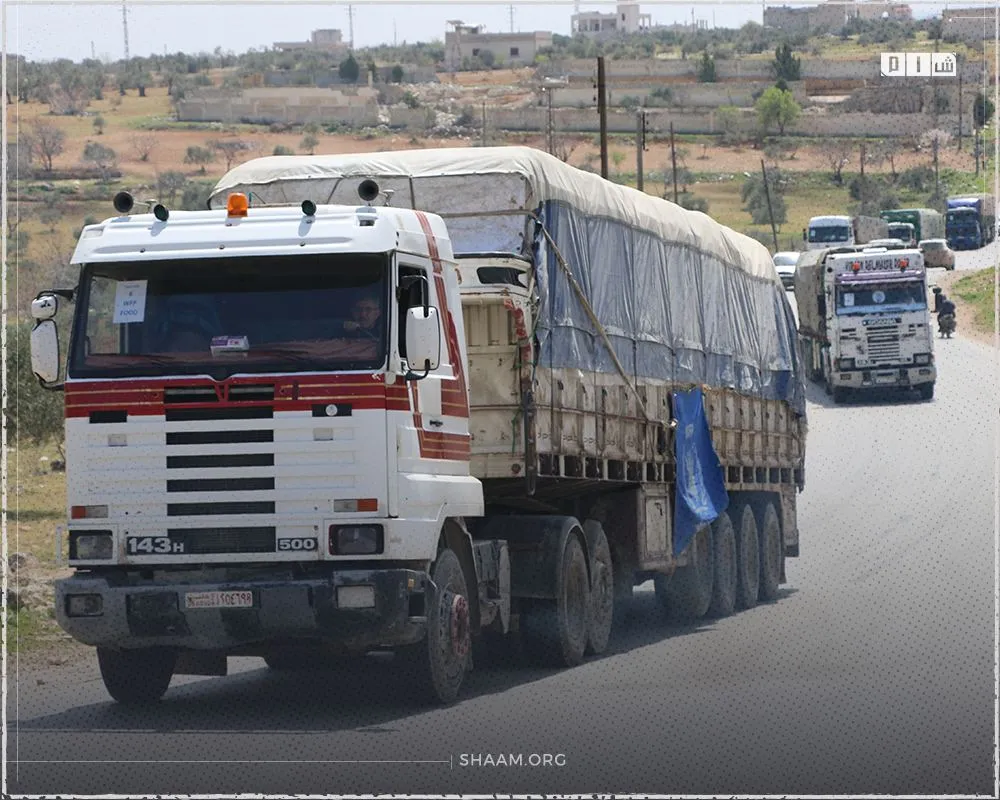 رابع قافلة مساعدات أممية تدخل إدلب عبر "خطوط التماس" مع النظام بمعبر سراقب