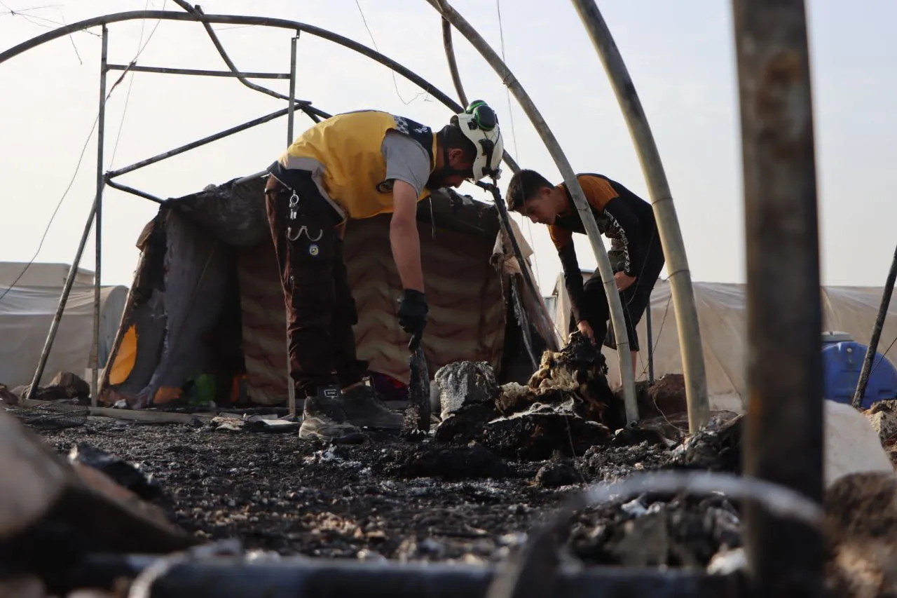 "استجابة سوريا" يوضح الأضرار في مخيمات النازحين جراء انفجار مستودع للذخائر شمالي إدلب