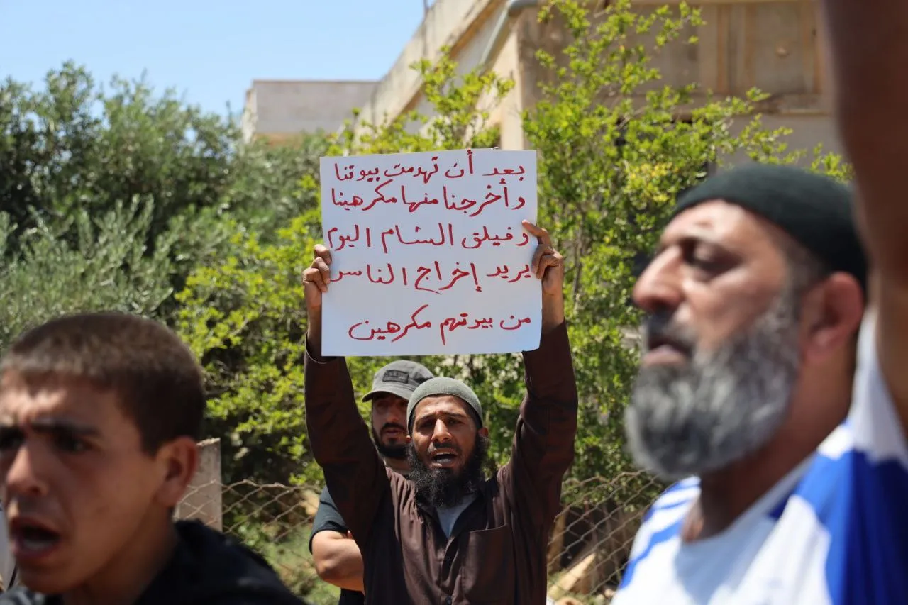 مظاهرة في الفوعة احتجاجاً على إخراج مهجرين من منازلهم لصالح فصيل "فيلق الشام"