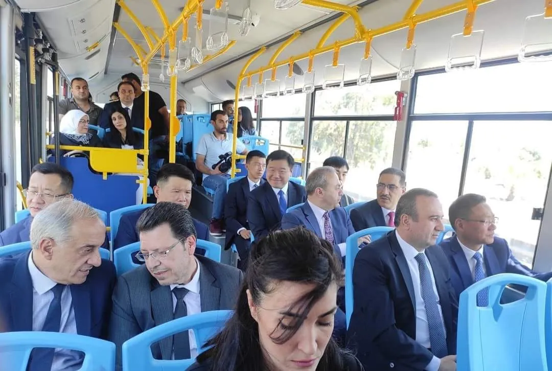 حافلات بدون محروقات .. النظام يحتفي بوصول باصات صينية للنقل الداخلي 