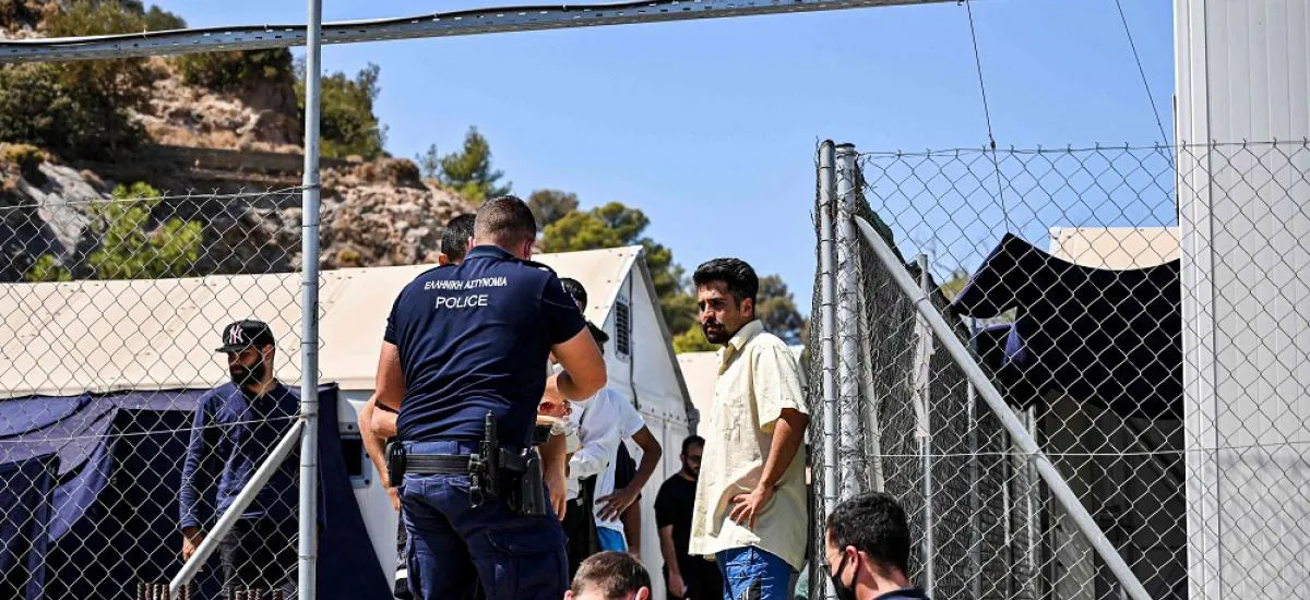 "الغارديان": اليونان متورطة بإجبار طالبي اللجوء للقيام بعمليات صد عنيفة وغير قانونية ضد المهاجرين