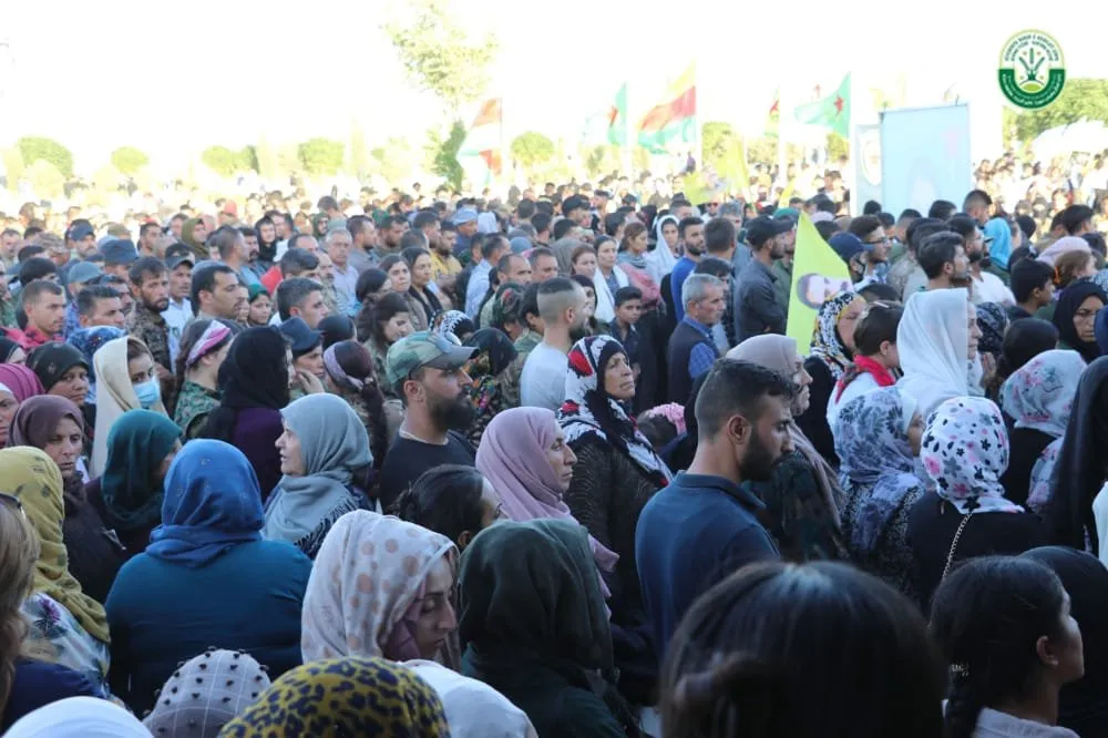 "الإدارة الذاتية" تُجبر الموظفين الخروج بمظاهر ضد تركيا والجيش الوطني بمدينة الدرباسية