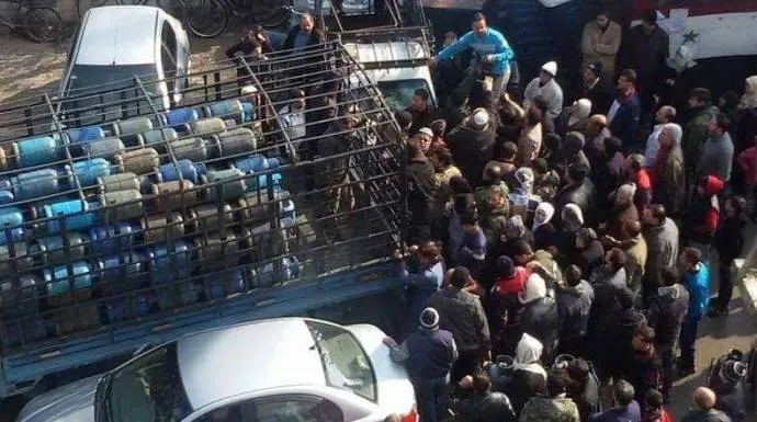 "نقص عمالة نتيجة التحقيقات" .. النظام يبرر تفاقم أزمة الغاز رغم وصول توريدات