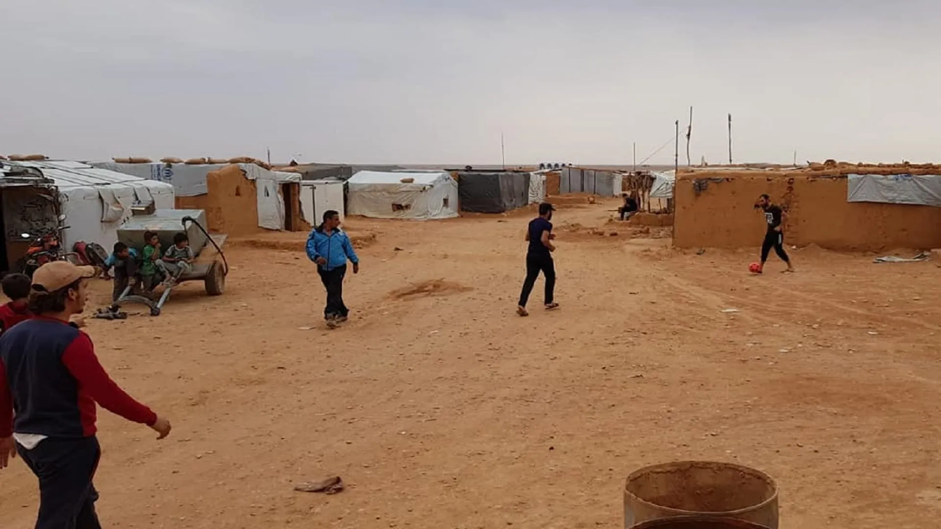 "الشبكة السورية" تُناشد الأمم المتحدة والمنظمات الدولية لإدخال مياه الشرب لمخيم الركبان