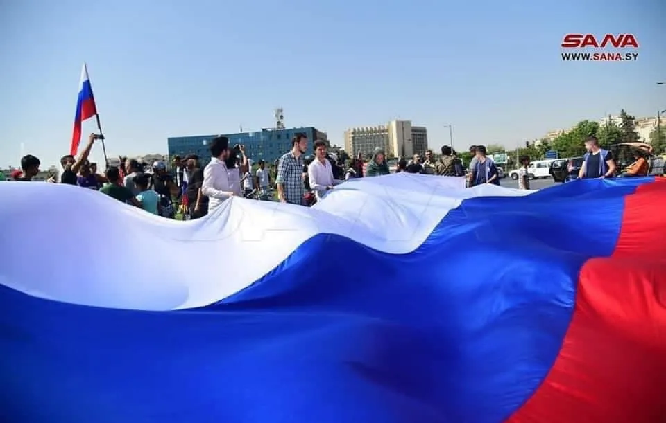صحيفة: "يوم العلم الروسي" كشف تراجع موقف المولين لنظام الأسد حيال "الحليف الروسي"